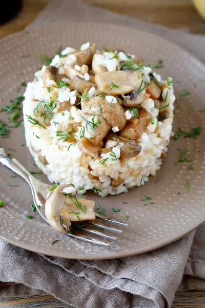 Risotto med svamp på en tallrik — Stockfoto