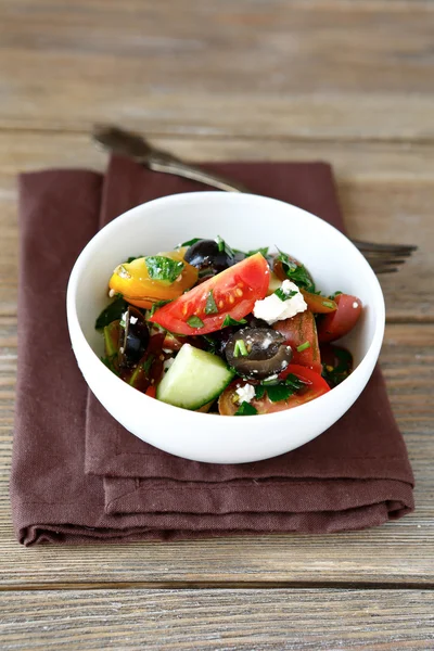 Griechischer Salat mit Gemüse und Quark — Stockfoto