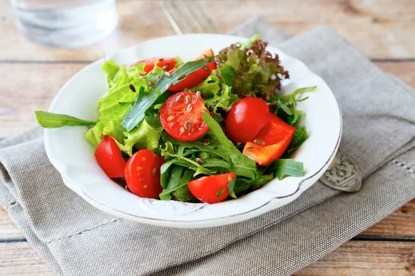 Frischer Salat mit Gemüse — Stockfoto