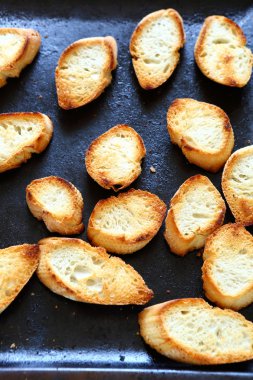 fırın tepsisindeki kruton