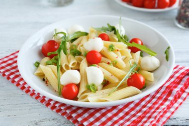 Makarna bir tabak domates ve mozzarella peyniri ile