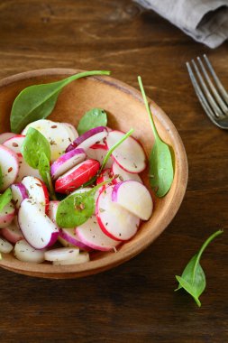 Turp ve fesleğen bir kil kase salata