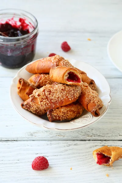 Pequeno o croissant com framboesas — Fotografia de Stock