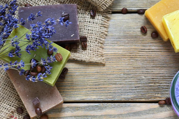 Savon différentes variétés de naturel sur serviette avec une lavande — Photo