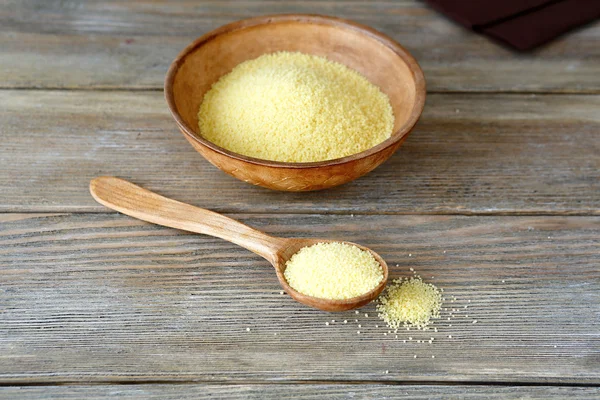 Couscous dans un bol en argile et cuillère en bois — Photo