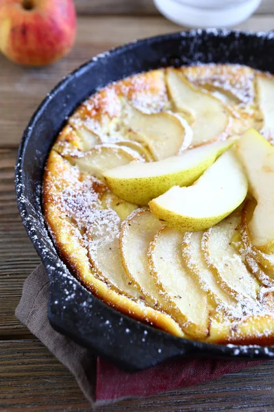 Tarte aux poires dans une poêle sur les planches — Photo