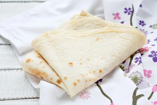 Pane pita saporito su un tovagliolo — Foto Stock