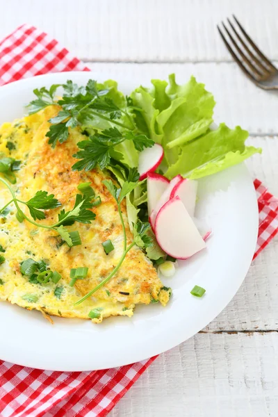 Scrambled eggs with greens and radishes — Stock Photo, Image