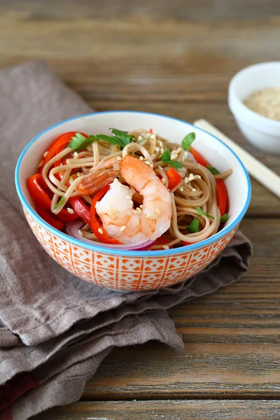 Noodles with shrimp and pepper — Stock Photo, Image
