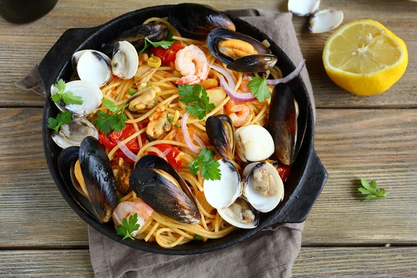 Sabrosa pasta con mejillones, calamares, perejil y limón —  Fotos de Stock