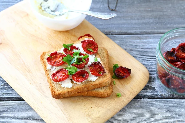 Bruschetta italienne aux tomates séchées au soleil et au fromage — Photo