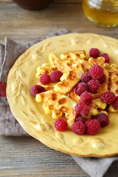 Süße Waffeln und Himbeeren — Stockfoto