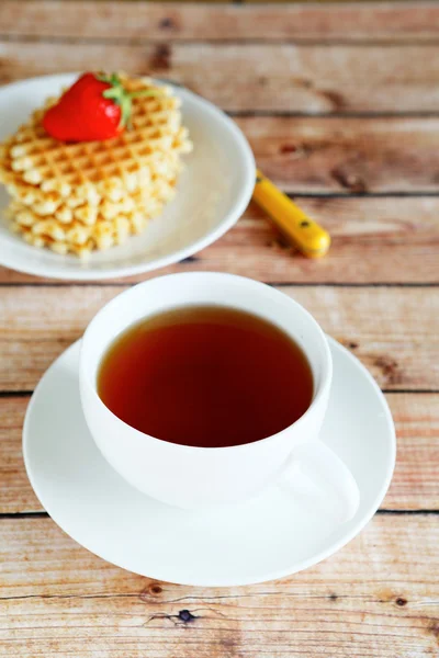 Schwarzer Tee und Waffeln mit Erdbeeren — Stockfoto