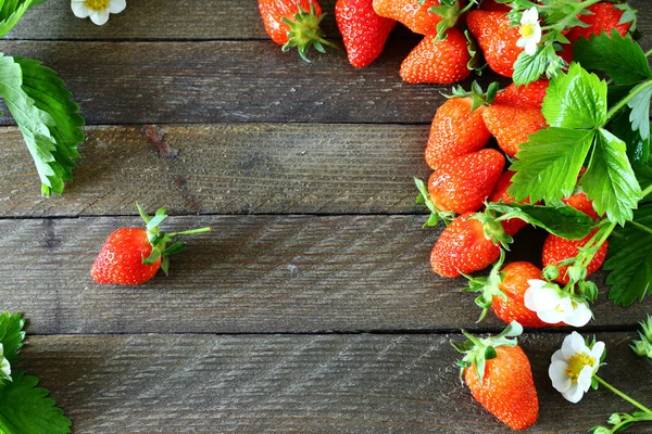 Deliciosas fresas en tablas de madera —  Fotos de Stock