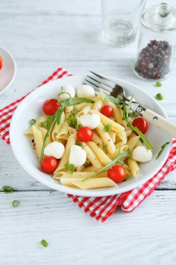 Penne mozzarella ve domates ile