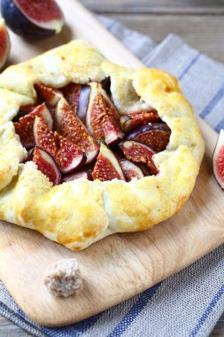 Pasta kesme tahtası üzerinde incir ile