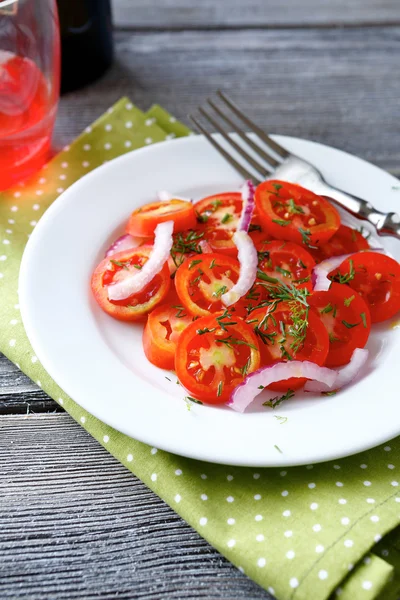 Салат с томатами и луковыми кольцами — стоковое фото