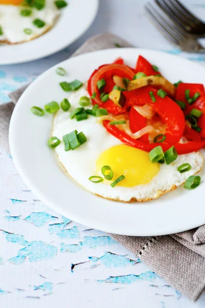 Spiegeleier mit Paprika und Zwiebeln in einer Schüssel — Stockfoto