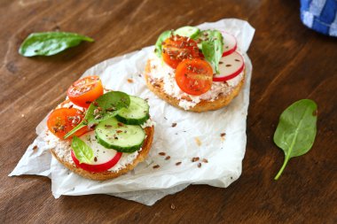 Bruschetta domates ve salatalık ile