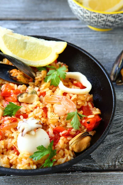 Paella met garnalen, mosselen en citroen — Stockfoto