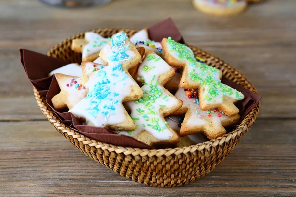 Weihnachtsplätzchen im Korb — Stockfoto