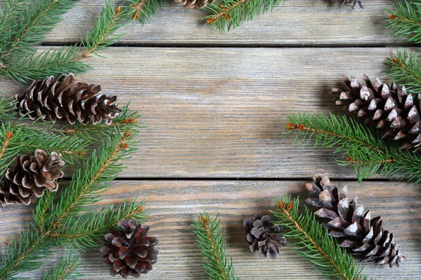 Moldura de Natal com ramo de pinho e cones — Fotografia de Stock