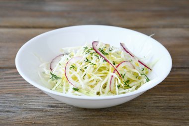 Lahana bir kapta soğan dilimleri ile