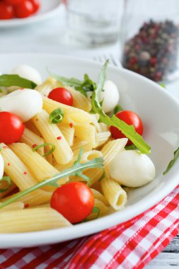 Kiraz domates ve mozzarella peyniri ile Penne