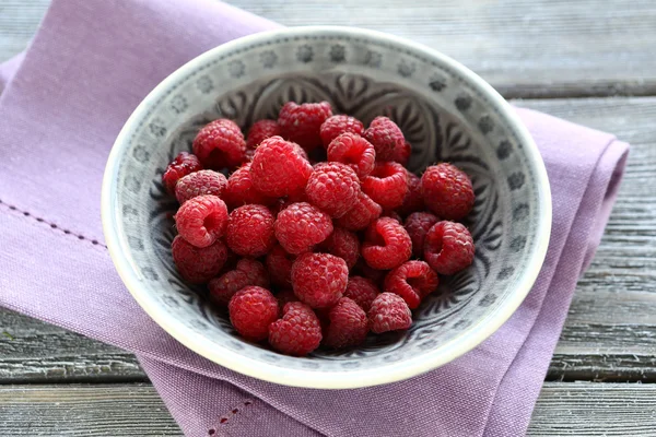 Framboesas deliciosas em uma tigela — Fotografia de Stock