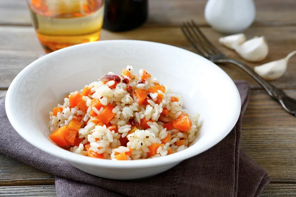 Arroz con zanahorias fritas en un tazón blanco —  Fotos de Stock