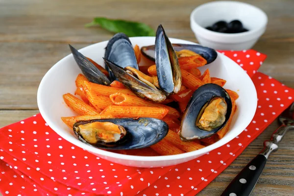 Tasty pasta with mussels — Stock Photo, Image