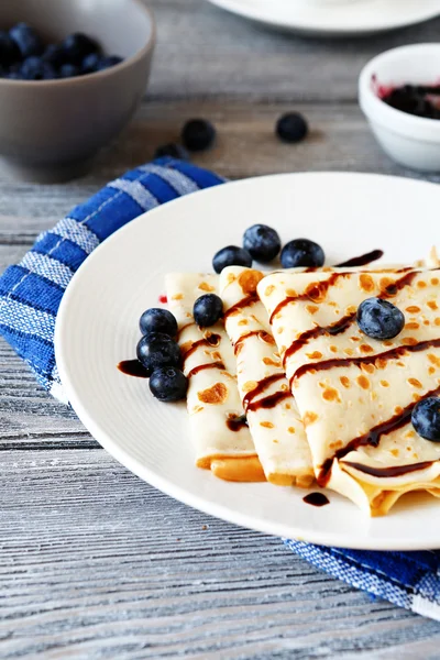 Süße Crêpes auf einem weißen Teller — Stockfoto