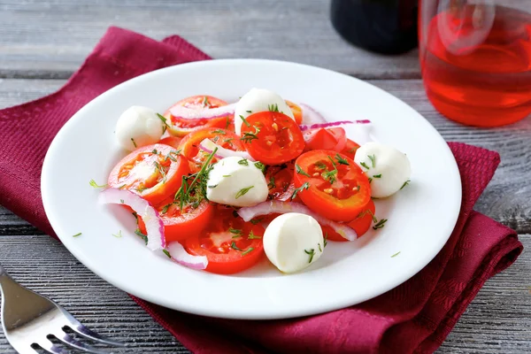Salada crocante com tomate e queijo — Fotografia de Stock