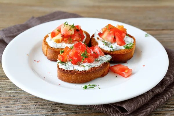 Bruschetta med tomat och ost — Stockfoto