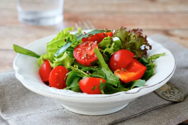 Salat mit Gemüse im Teller auf der Serviette — Stockfoto