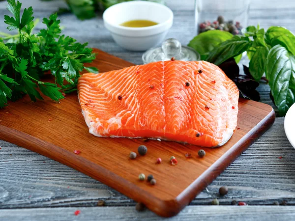 Filetto di pesce rosso con prezzemolo, pepe e basilico — Foto Stock