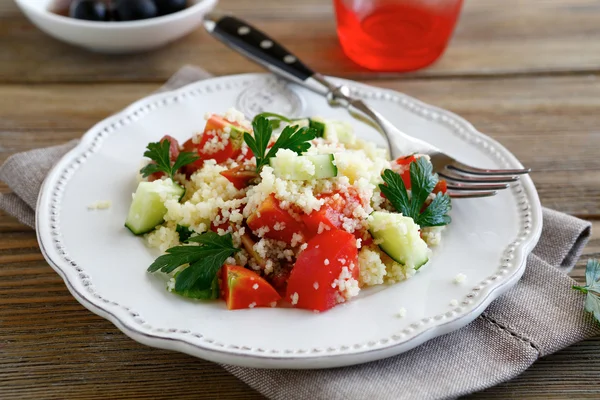 Arapça kuskus ve bir tabakta sebze salatası — Stok fotoğraf