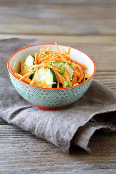 Fersk salat med agurk og gulrot – stockfoto