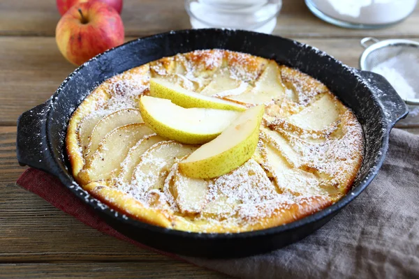 Tarta con peras en una sartén — Foto de Stock