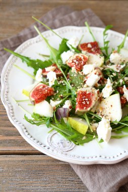 Roka, dilim peynir ve armut bir pl ile lezzetli salata