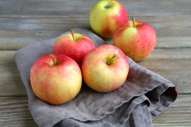 Peçeteye tatlı elma