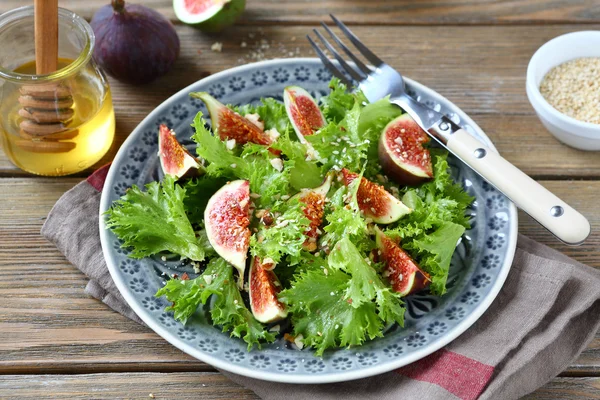 Leichter Salat mit Feigen, Salat und Honig in einem Teller auf Serviette — Stockfoto