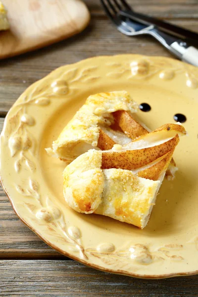 Galette com partes de pêras em um boliche — Fotografia de Stock