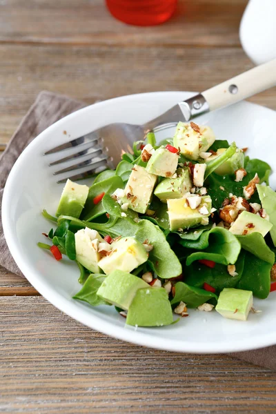 Sallad med skivor av avokado och spenat i en skål — Stockfoto