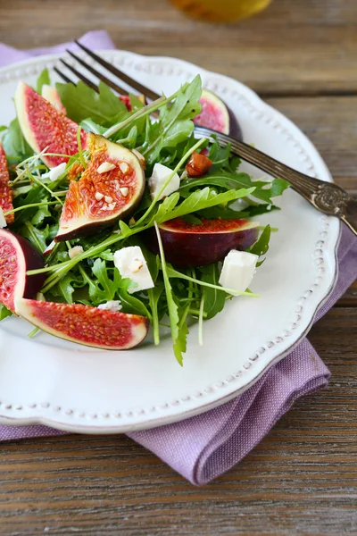 Insalata con rucola, fichi e formaggio su un piatto — Foto Stock