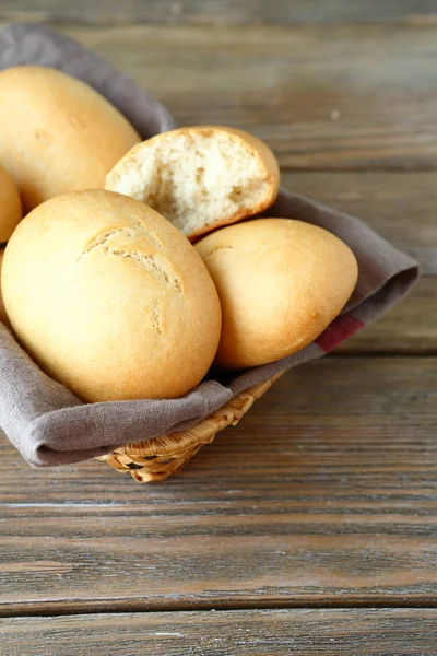 Söta bullar i en flätad korg — Stockfoto