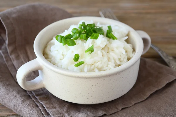 Рис с луком в миске — стоковое фото