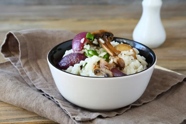 Risotto med svamp och skivor av lök — Stockfoto