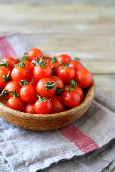 Tomates em uma tigela de madeira — Fotografia de Stock