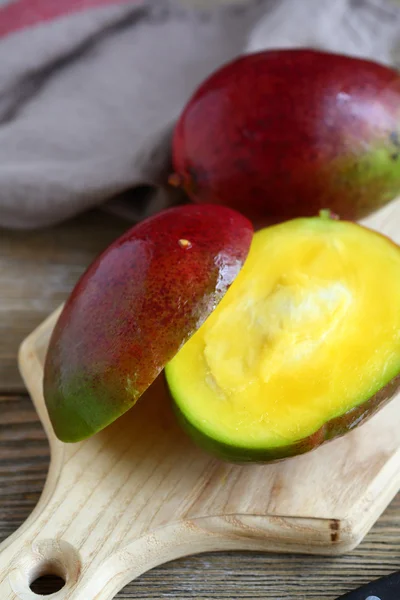 Mango halves on a cutting board — Stock Photo, Image